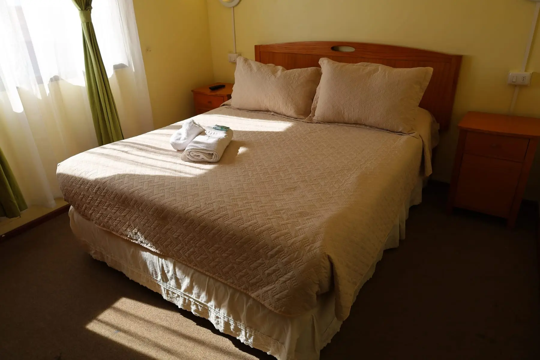 Dormitorio con cama matrimonial y luz natural