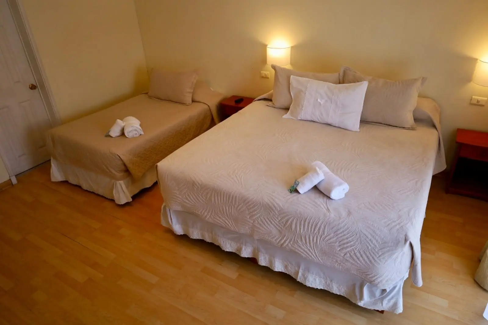 Habitación triple con cama matrimonial y cama de una plaza