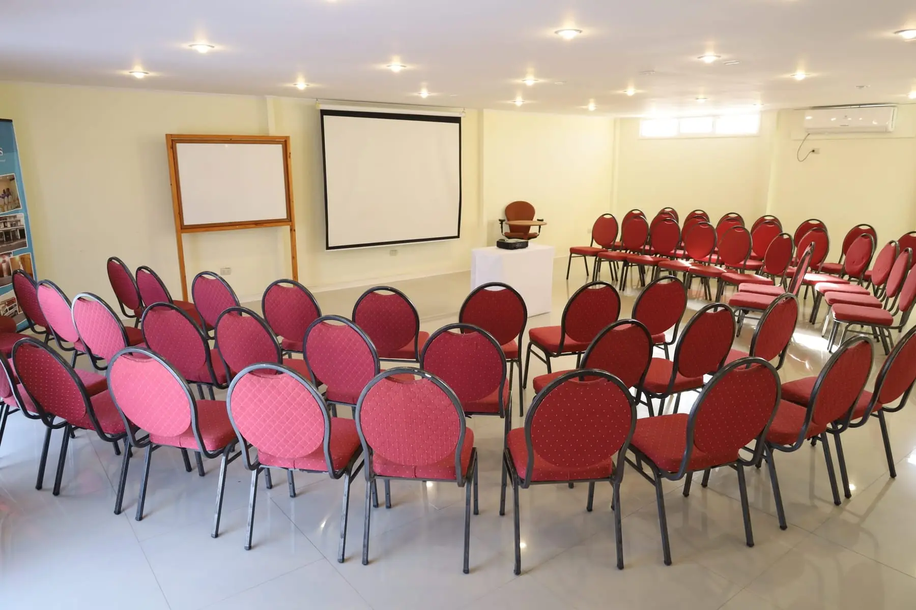 Sala de reuniones montada en semicírculo