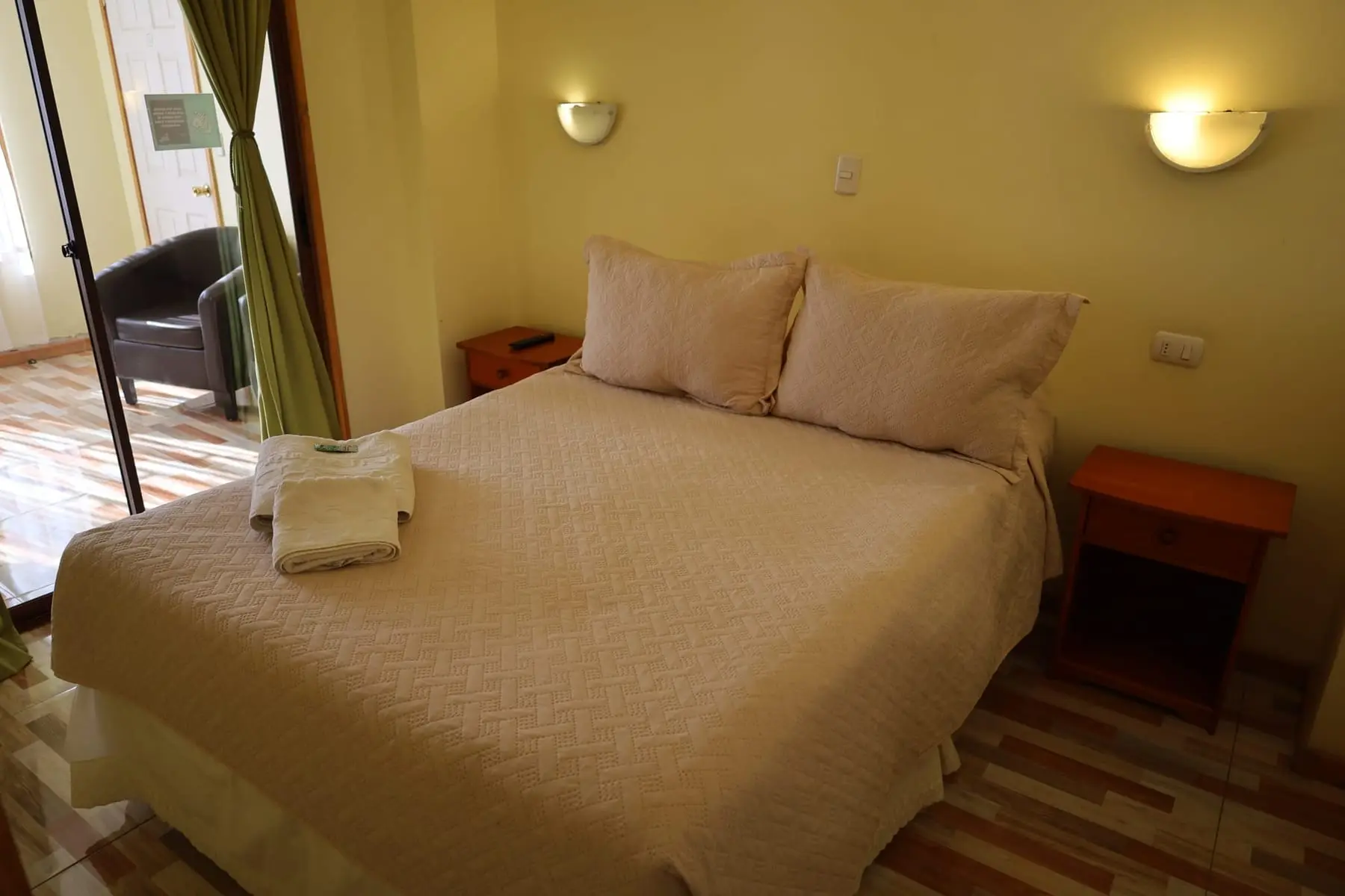 Dormitorio con cama matrimonial y veladores
