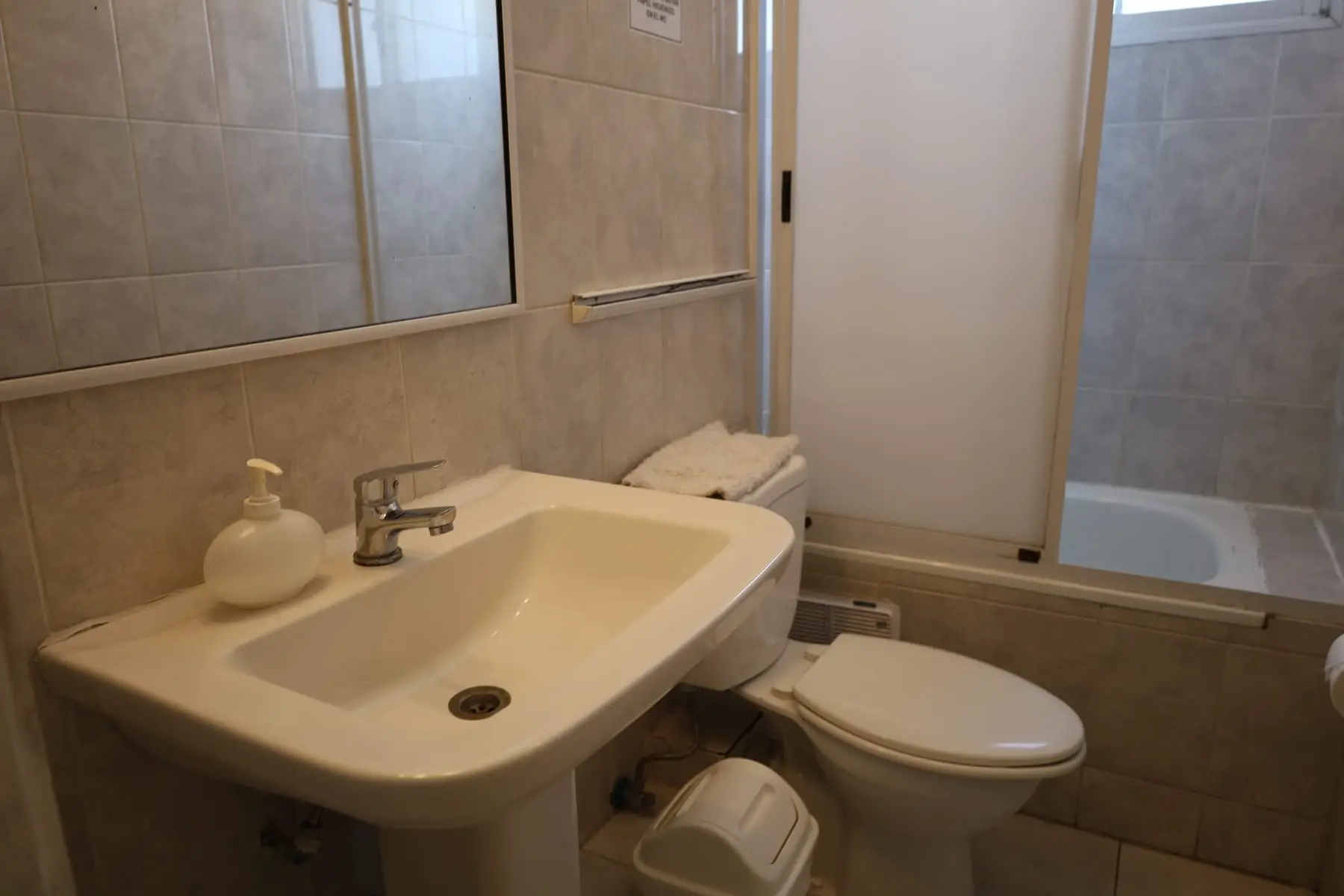Baño con lavamanos, inodoro y tina