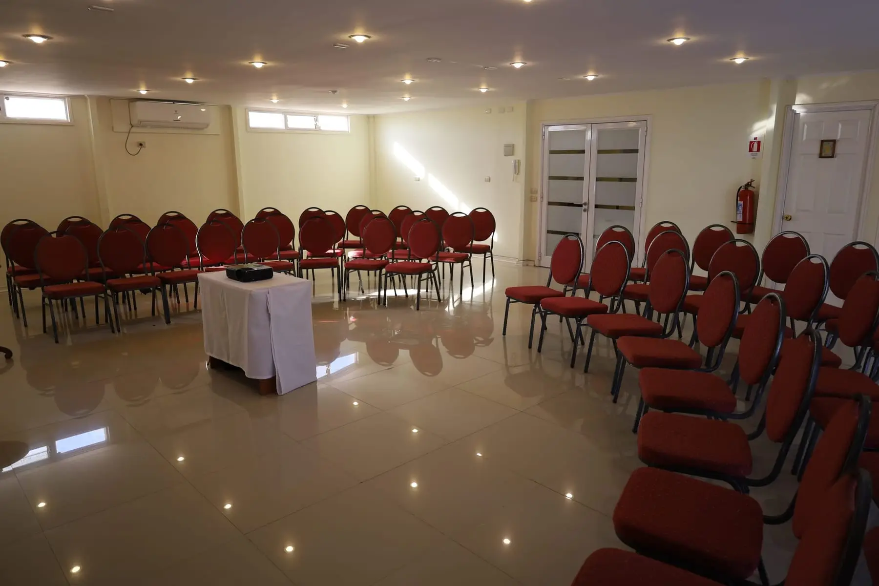 Sala de reuniones amplia, con aire acondicionado