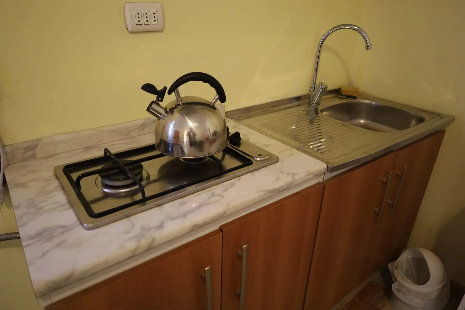 Cocina con encimera a gas, hervidor y lavaplatos