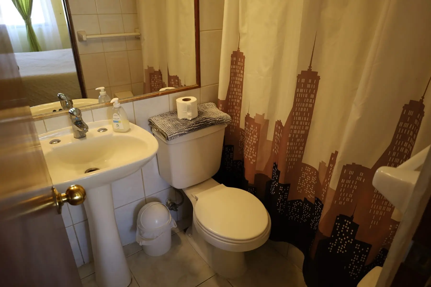 Baño privado con lavamanos, inodoro y ducha