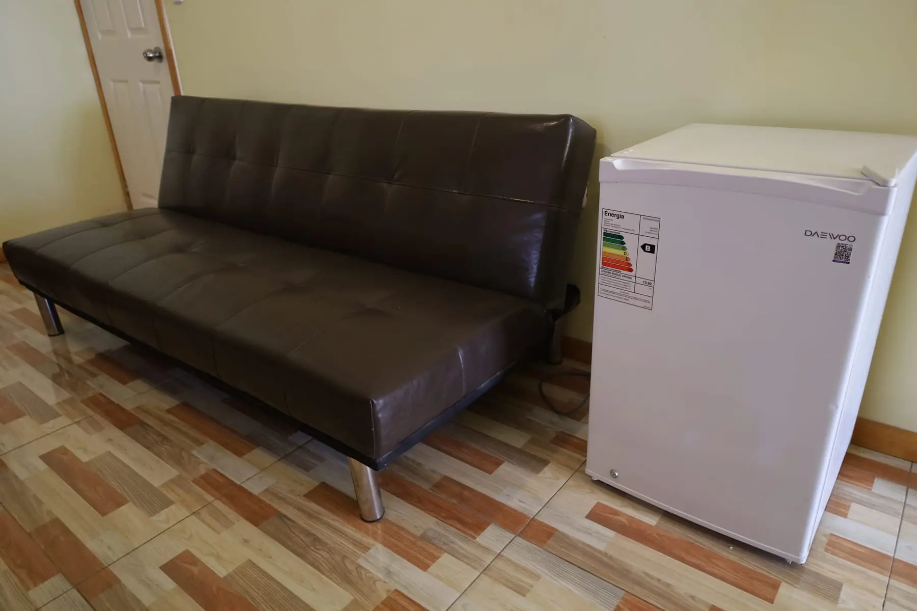 Sofá cama y frigobar en el living