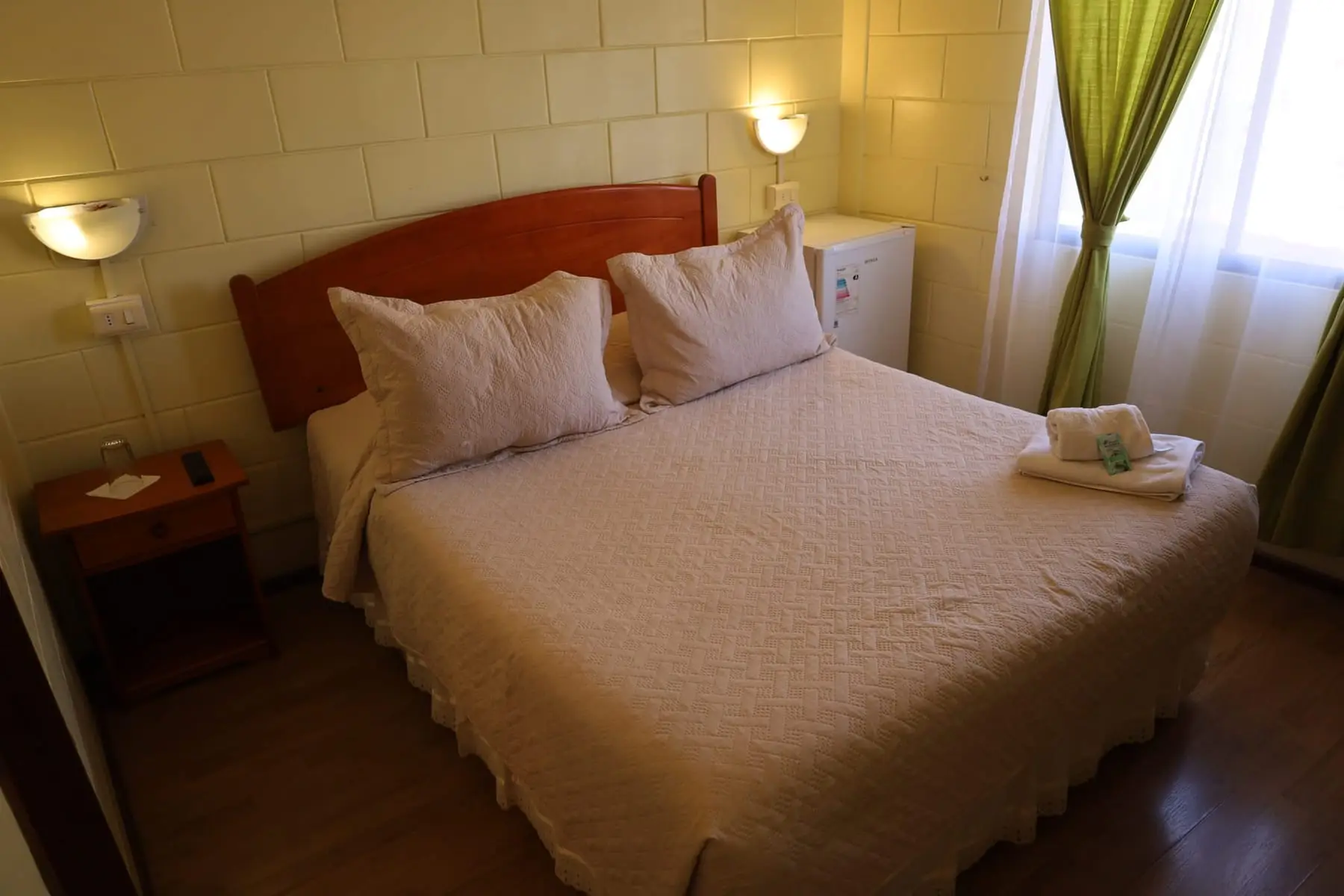 Habitación doble con cama matrimonial en Aqualuna Salida Norte