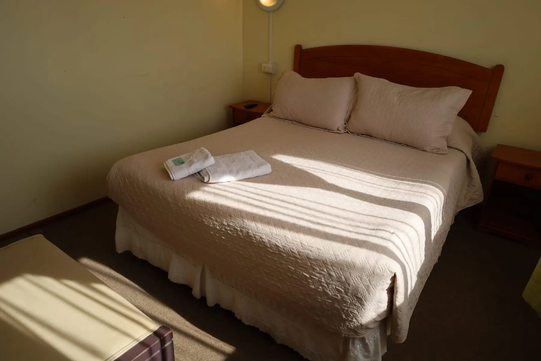 Dormitorio principal con cama matrimonial