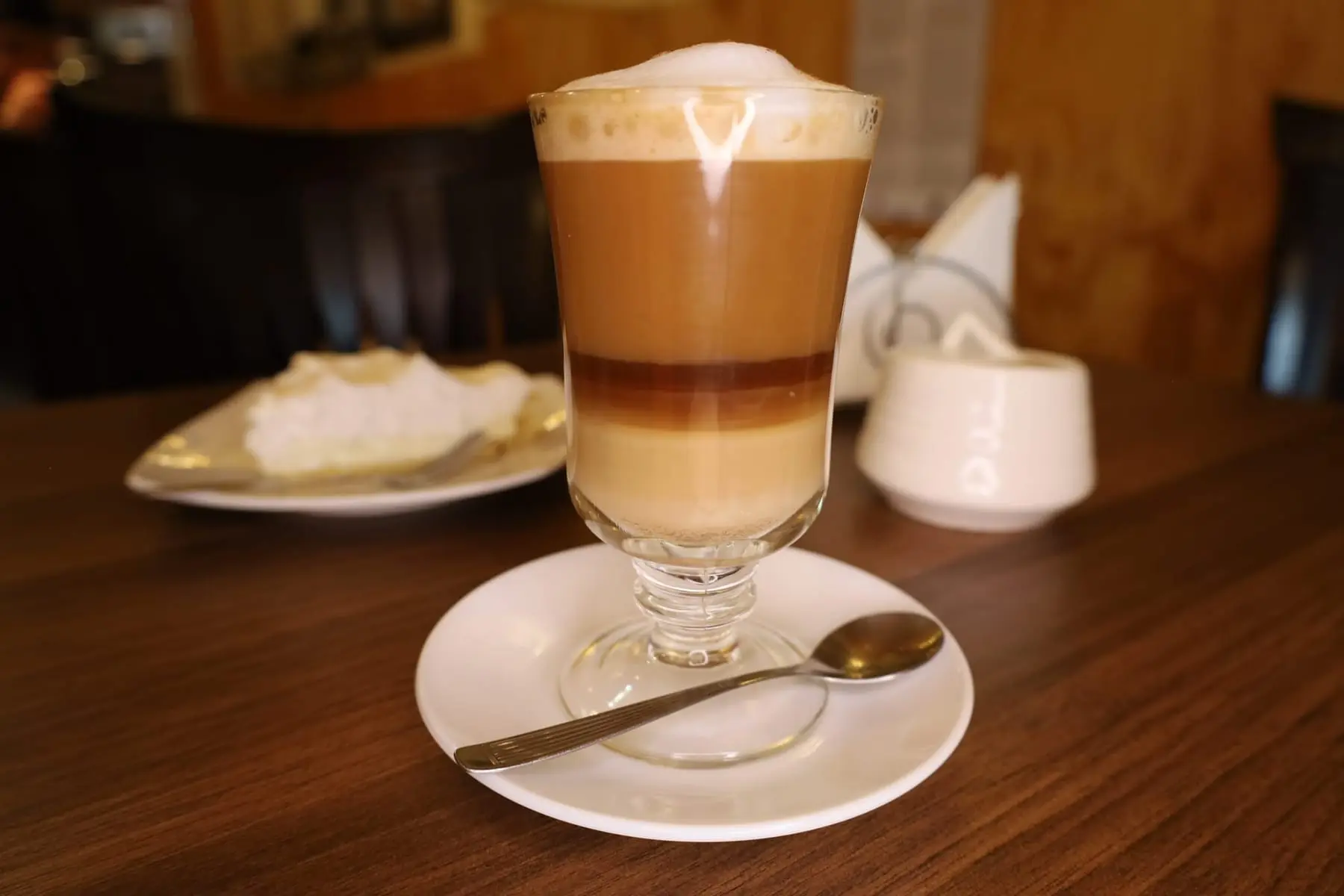 Café con leche en capas, servido en copa