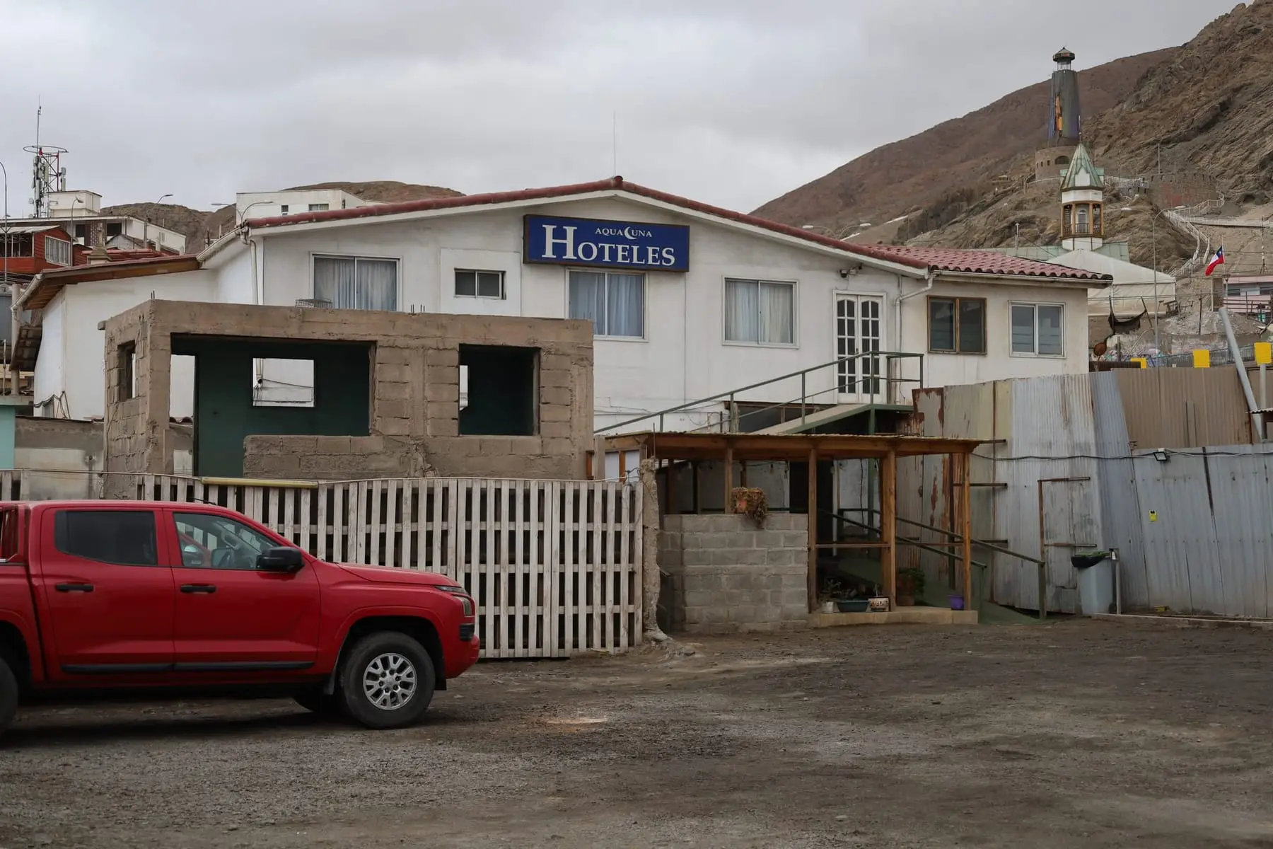 Estacionamiento interior con camionetas, detrás del hotel
