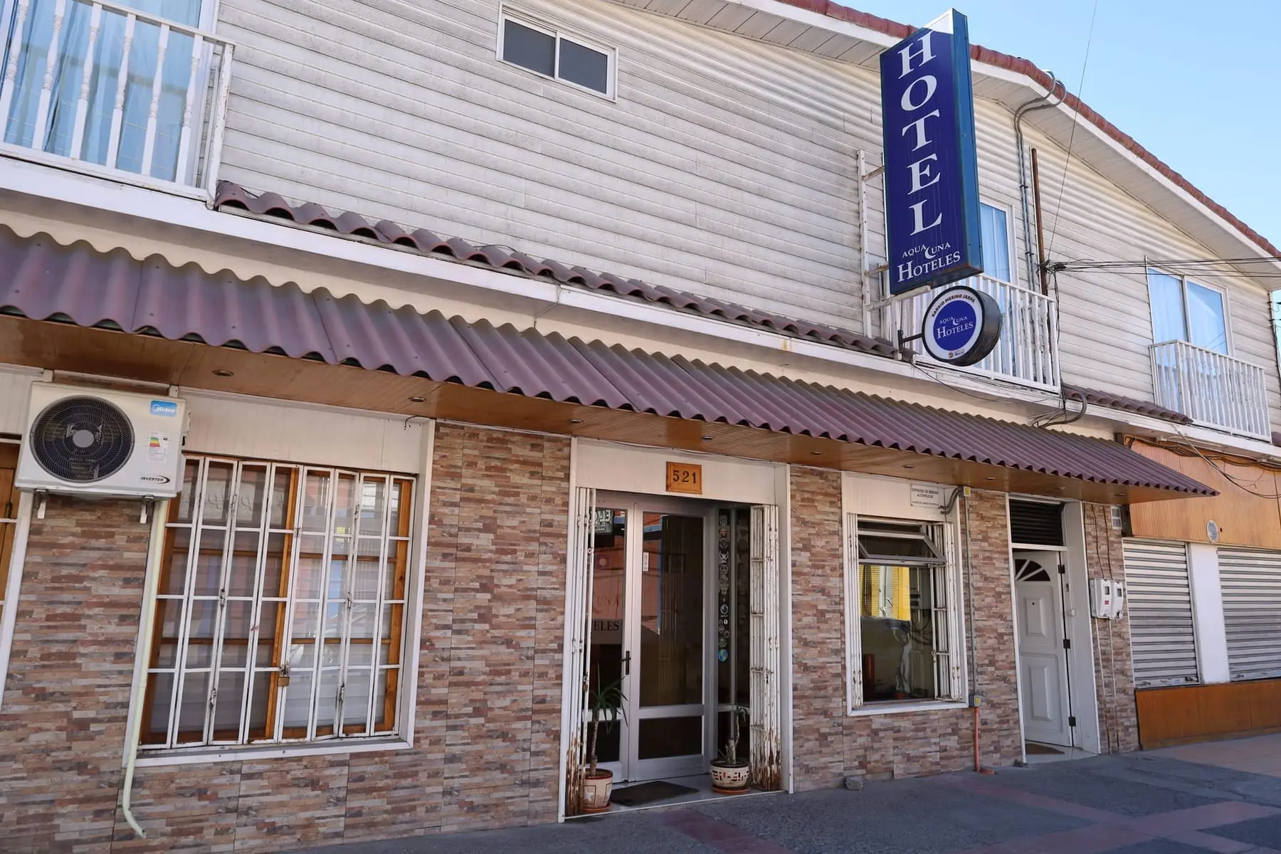 Fachada de Aqualuna Centro en calle Merino Jarpa, con su letrero vertical