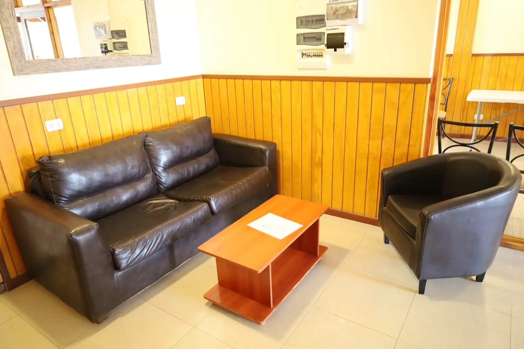 Sala de estar con sillones de cuero junto a la recepción